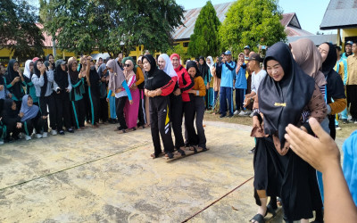 KEHEBOHAN GURU & SISWA SMAN 1 Konawe Selatan dalam Lomba Tradisional Meriahkan Perayaan 17 Agustus 2023