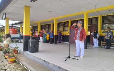 Batik Nasional dan Pentas Seni Memeriahkan Peringatan Hari Pendidikan Nasional di SMAN 1 Konsel