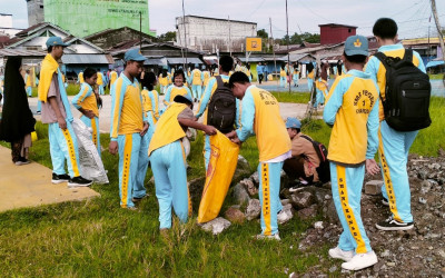 SMAN 1 Konsel Selenggarakan Bakti Sosial Sambut Kegiatan Agustusan