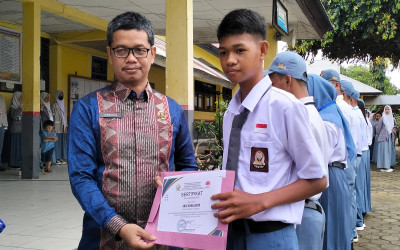 Pemberian Sertifikat dalam upcara penutupan MPLS SMAN 1 Konawe Selatan tahun 2023